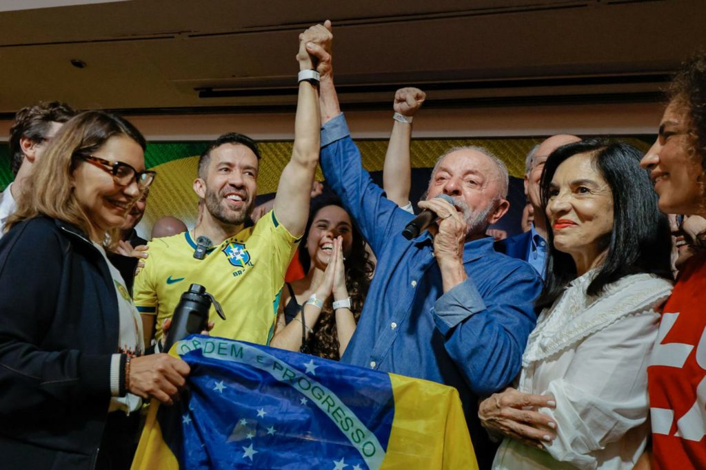 Lula atribui virada histórica à juventude e fala em proteger Brasil de interferência estrangeira