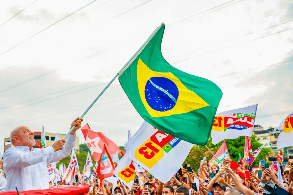 Lula tem 51% dos votos válidos, e Flávio Bolsonaro, 49%, diz pesquisa Vox Brasil