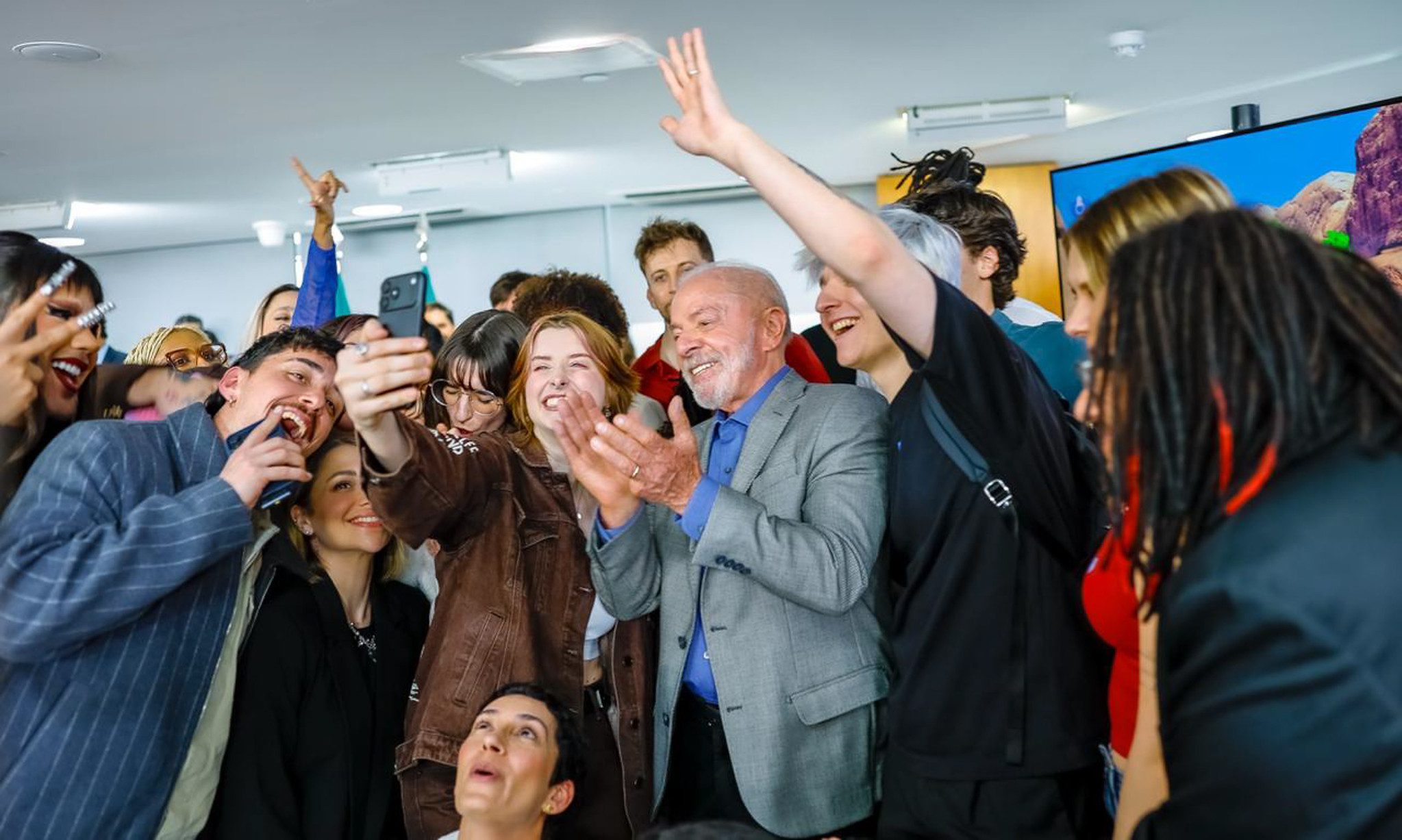 Campanha petista tenta convencer Lula a entrar no canal de WhatsApp comandado por Janones