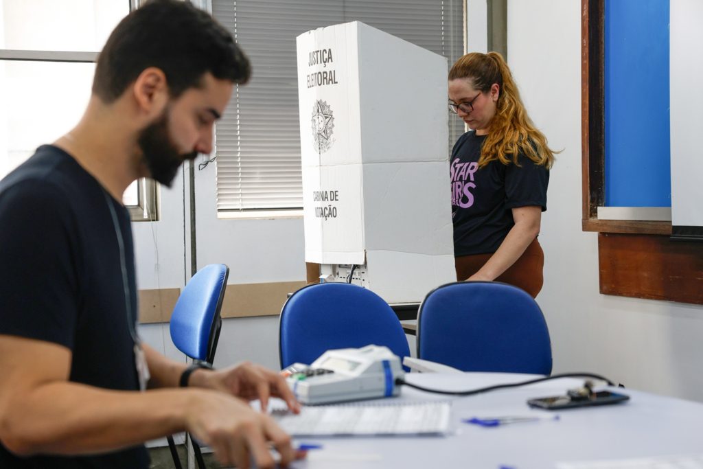Qual é a ordem de votação no segundo turno das eleições 2026?