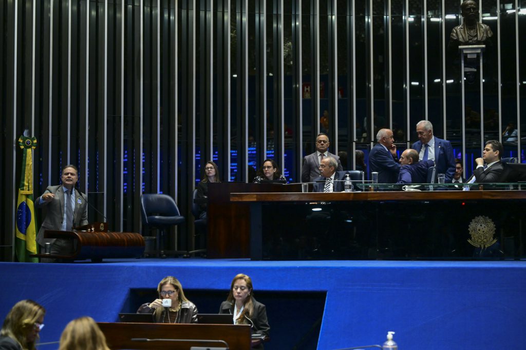 Senado aprova PEC que impõe fim da escala 6x1; texto vai à promulgação